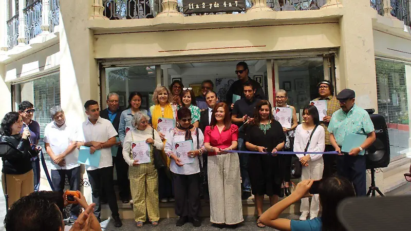 Corte del listón inaugural.